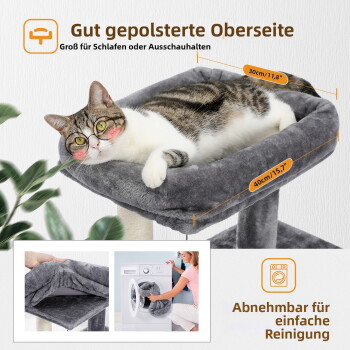 Katze ruht auf einem grauen, plüschigen Doppel-Katzenbaum mit Kratzpfosten, sichtbarer Text „Dual Cozy Condos Comfortable 'Me' Time“.