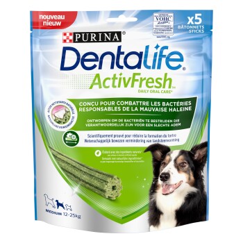 Sac de bâtonnets dentaires Purina DentaLife ActivFresh, bâtonnets verts illustrés, taille moyenne 12–25 kg, x5, « Soins bucco-dentaires quotidiens ».