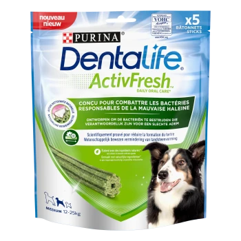 Sac de bâtonnets dentaires Purina DentaLife ActivFresh, bâtonnets verts illustrés, taille moyenne 12–25 kg, x5, « Soins bucco-dentaires quotidiens ».