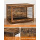 Robuste Haustierbox mit einem Holztop, schwarzen Metallstäben und Text, der ihren verstärkten Stahlrahmen und das stilvolle, langlebige Design hervorhebt.