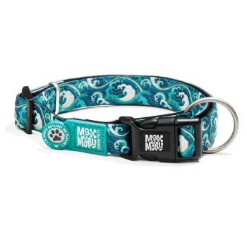 Türkisfarbenes Hundehalsband mit Wellenmuster, schwarzer Schnalle, Metall-D-Ring, rundem Anhänger mit der Aufschrift "If lost return me please" und "Max & Molly"-Logo.