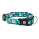 Türkisfarbenes Hundehalsband mit Wellenmuster, schwarzer Schnalle, Metall-D-Ring, rundem Anhänger mit der Aufschrift "If lost return me please" und "Max & Molly"-Logo.