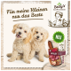 Zwei lockige beige Welpen sitzen neben einer Tüte Betty's Landhausküche Wild Hundefutter mit Amaranth, Rote Bete und Apfel.