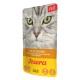 Nahaufnahme des Gesichts einer schwarzen Katze mit blauen Augen auf einer Haustierfutterverpackung, die mit "Huhn mit Lachs" und "Josera" beschriftet ist, gekennzeichnet mit "Made in Germany."