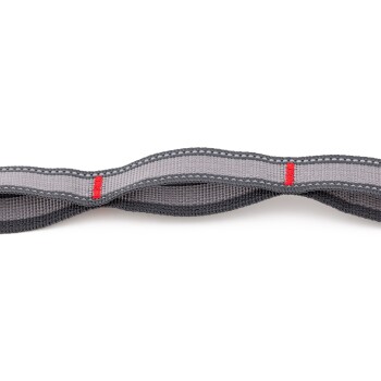 Grau gefärbte Hundeleine mit strukturierter Oberfläche und roten Nähdetails, auf einem weißen Hintergrund präsentiert.