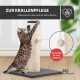 Getigerte Katze kratzt an einem kompakten beigen Sisal-Kratzbaum mit hängendem Ballspielzeug, beschriftet auf Deutsch für Krallenpflege.
