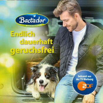 Bactador-Logo, Mann sitzt mit fröhlichem Hund im Kofferraum; deutscher Text "Endlich dauerhaft geruchsfrei" und ZDF-Logo
