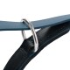 Nahaufnahme eines blauen Lederhalsbands mit schwarzem gepolstertem Innenfutter, blauer Naht und silbernem D-Ring.