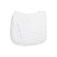 Weißes, gestepptes Sattelpad mit einer strukturierten Oberfläche und Klettverschlüssen zur Befestigung, vor einem schlichten Hintergrund präsentiert.