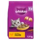 Lila Whiskas Katzenfutterbeutel mit grauer getigerter Katze, Futterschüssel, Kennzeichnung „1+“, gelbem Text „Mit saftigem Huhn“ und „1,9 kg“