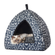 Een gezellige, driehoekige kattenbed met een luipaardprint ontwerp, met een lichtgekleurde kat die binnen ligt en naar buiten gluurt vanuit de ingang.