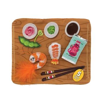 Plüsch-Sushi-Themen-Haustierspielzeugset mit Garnelen, Sushi-Rollen, Sojasaucenpackung und Essstäbchen auf einem Holzuntergrund.