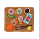 Ensemble de jouets pour animaux de compagnie en peluche sur le thème des sushis, comprenant des crevettes, des rouleaux de sushi, un sachet de sauce soja et des baguettes sur un fond en bois.