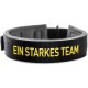 Schwarzes Haustierhalsband mit gelbem Text, der "EIN STARKES TEAM" auf der Vorderseite liest, mit einem gepolsterten Innenraum für Komfort.