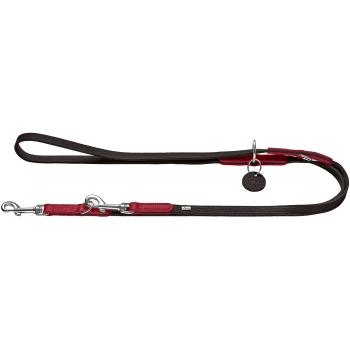 Schwarze und rote Hundeleine mit einem stabilen Metallclip und einem Ring zum Anbringen von Zubehör, flach auf einem weißen Hintergrund ausgelegt.