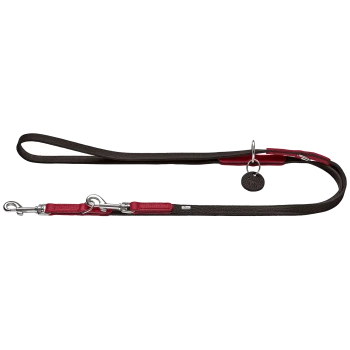 Schwarze und rote Hundeleine mit einem stabilen Metallclip und einem Ring zum Anbringen von Zubehör, flach auf einem weißen Hintergrund ausgelegt.