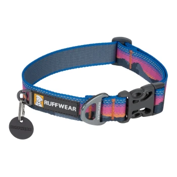 Bunter Hundehalsband von Ruffwear mit einem blauen und rosa Design, mit einer stabilen Schnalle und einem Anhänger, der den Markennamen zeigt.