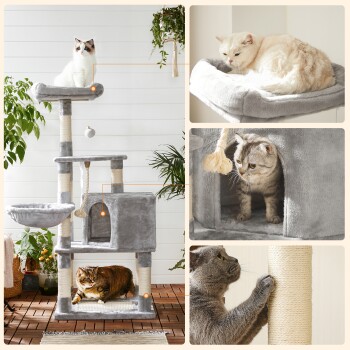 Ein gemütlicher mehrstöckiger Katzenbaum in Grau, mit einem Liegebereich, Kratzpfosten und einem Versteck. Drei Katzen sind zu sehen, die spielen und sich ausruhen.