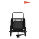 Schwarzer Haustieranhänger mit einem Reißverschluss-Rückentasche, zwei Rädern und einer Sicherheitsflagge, entworfen für den Transport von Haustieren.