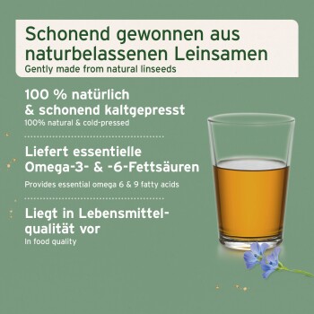 Ein Glas mit goldenem Leinsamenöl auf grünem Hintergrund mit blauen Leinsamenblumen, beschriftet mit 100% natürlich und kaltgepresst für Omega-3 und Omega-6.