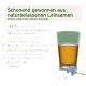 Ein Glas mit goldenem Leinsamenöl auf grünem Hintergrund mit blauen Leinsamenblumen, beschriftet mit 100% natürlich und kaltgepresst für Omega-3 und Omega-6.