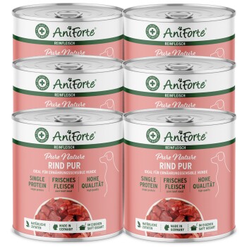 Sechs Dosen AniForte Pure Nature Hundefutter mit pinken Etiketten, die "Single Protein", "Frisches Fleisch" und "Hohe Qualität" hervorheben, hergestellt in Deutschland.