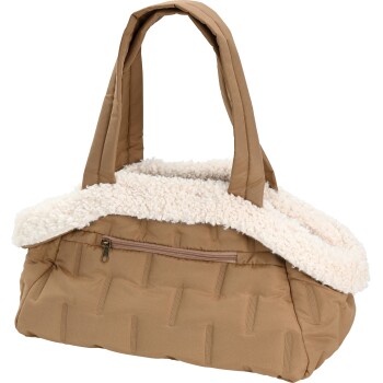 Eine gemütliche, beige Tragetasche für Haustiere mit einem flauschigen weißen Innenfutter und stabilen Griffen, mit einer Reißverschlusstasche an der Seite.