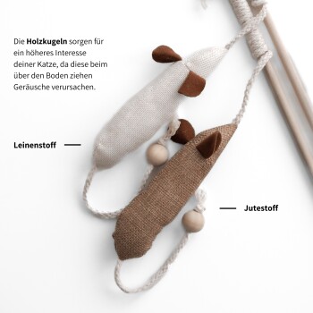 Zwei Katzenspielzeuge in Form von Mäusen, aus Leinen- und Jutestoff, mit Holzperlen und Ohren, begleitet von deutschem Text, der ihre Eigenschaften beschreibt.