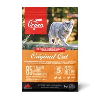 Ein Sack Orijen Original Katzenfutter mit einer grauen Katze, der "85% hochwertige tierische Zutaten" und "biologisch angemessene Ernährung" betont.