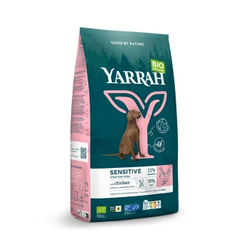 Bio Adult Karma sucha Sensitive Kurczak i ryż 2 kg Torba z organiczną karmą dla psów Yarrah z ilustracją brązowego psa, oznaczona "WRAŻLIWY przepis bez pszenicy z kurczakiem", 22% białka, 10% tłuszczu.