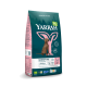 Yarrah Bio-Hundefutterbeutel mit einer Illustration eines braunen Hundes, beschriftet mit "SENSITIVE, weizenfreies Rezept mit Huhn", 22% Protein, 10% Fett.