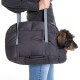 Eine Person hält eine schwarze Haustiertrage mit einem kleinen Hund, der herausblickt. Die Trage hat graue Riemen und eine Seitentasche.