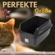 Graue Katzentoilette mit hohem Rand neben entspannter oranger Katze; sichtbarer Text 'PERFEKTE Größe' und rosa Herzchen-Doodles