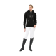 Eine Frau trägt einen schwarzen Hoodie mit einem glänzenden grafischen Design und weißen Reithosen, kombiniert mit hohen schwarzen Reitstiefeln.