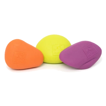 Drei bunte Hundespielzeuge in Orange, Gelb und Lila, jeweils mit dem Kurgo-Logo, auf einem weißen Hintergrund angeordnet.