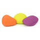 Drei bunte Hundespielzeuge in Orange, Gelb und Lila, jeweils mit dem Kurgo-Logo, auf einem weißen Hintergrund angeordnet.