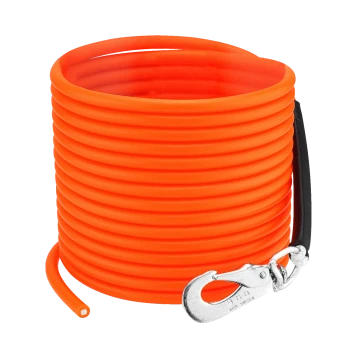Leuchtend orangefarbene, aufgerollte Hundeleine mit silbernem Metallclip und schwarzem Griff.