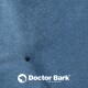 Nahaufnahme eines weichen blauen Stoffes mit einem kleinen schwarzen Punkt, mit dem Logo 'Doctor Bark' und dem Text 'MADE IN GERMANY.'