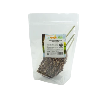 Eine durchsichtige Plastiktüte mit Sorghum-Sticks für Haustiere, beschriftet mit "Sorghum Schneeweiß", mit einem bunten, naturthemen Hintergrund und Produktdetails.