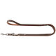 Braune Leder-Hundeleine mit weißen Nähten, mit einem stabilen Metallclip zur Befestigung.