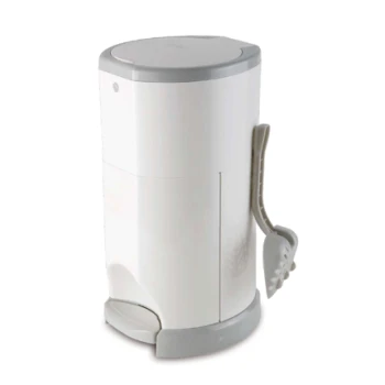 Weißer Abfallbehälter für Haustiere mit einem grauen Deckel und einem seitlichen Griff für einfache Handhabung.