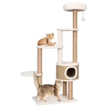 Zwei Katzen spielen auf einem mehrstöckigen Katzenbaum mit Kratzpfosten, einem gemütlichen Versteck und einem baumelnden Spielzeugball.