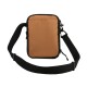 Kleine rechteckige beigefarbene Crossbody-Tasche mit schwarzem, verstellbarem Riemen, Reißverschluss und Seitenclip.
