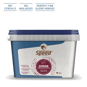 Behälter mit Speed Senior Mineralfutter für ältere Pferde, mit dem Text: "Keine Getreide, kein Melasse, perfekt für ältere Pferde."