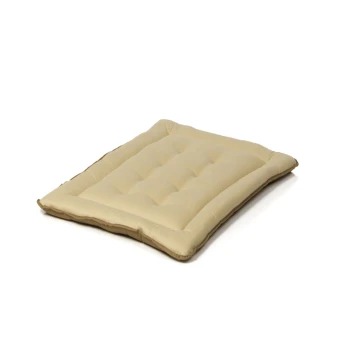 Ein plüschiges, beiges Haustierbett mit gepolstertem Design und braunem Rand, das auf einem weißen Hintergrund ruht.