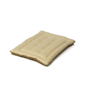Ein plüschiges, beiges Haustierbett mit gepolstertem Design und braunem Rand, das auf einem weißen Hintergrund ruht.