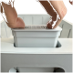 Hand schiebt graue Deodorierkartusche in den Schlitz eines Haustierstreu-Kastens; obere Seite beschriftet "Deodorizer box".