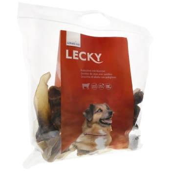 Transparente Tüte mit "LECKY" Hundeleckerlis mit einem lächelnden Hund, beschriftet mit "Kalbsöhrli mit Muschel" und "Schweizer Qualität."