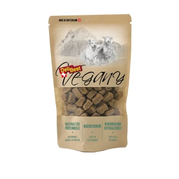 Vegany 100g Eine Tüte DeliBest Vegany Hundesnacks mit Bergkulisse und zwei Hunden, mit Text zu Protein, Verdauung und Verträglichkeit.
