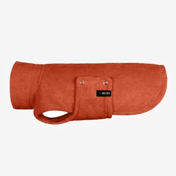 Ein weicher, orangefarbener Hundemantel mit rundem Hals und einer Tasche, mit dem Etikett 'THE DOG IDEA.'